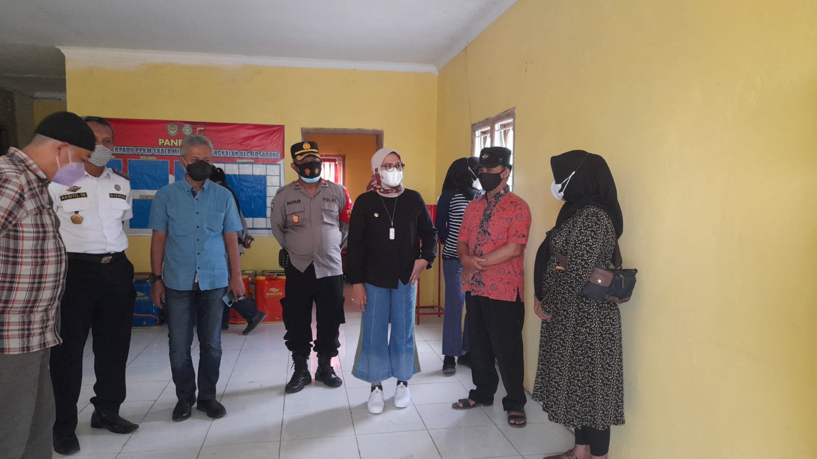 Bupati Indramayu Nina Agustina Da'i Bachtiar (baju hitam) meninjau langsung pelaksanaan PPKM Mikro dan Darurat. Foto: Mauritz