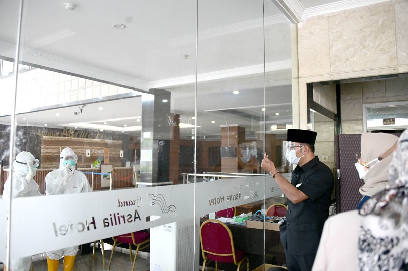 Gubenur Jabar Ridwan Kamil cek ruang isolasi pasien COVID-19. (Foto: Humas Prov Jabar)
