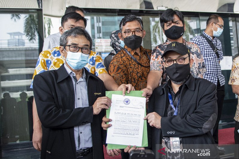 Direktur Pembinaan Jaringan Kerja Antar Komisi dan Instansi di KPK, Sujanarko (kiri) didampingi Penyidik senior Komisi Pemberantasan Korupsi (KPK) Novel Baswedan (kanan) . (Foto: Antara