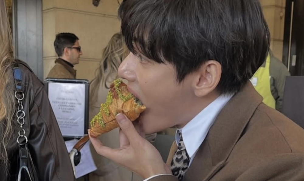 Satu Gigitan Croissant, V BTS Ubah Paris Jadi Tujuan Ziarah bagi para Fan