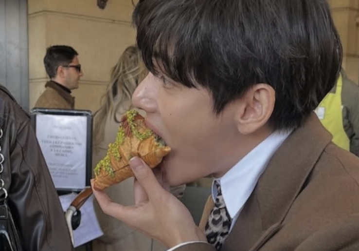 Satu Gigitan Croissant, V BTS Ubah Paris Jadi Tujuan Ziarah bagi para Fan