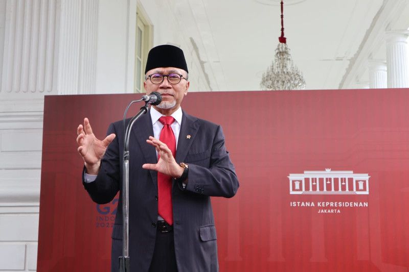 Mendag Zulkifli Hasan memberikan keterangan kepada wartawan setelah dilantik oleh Presiden Joko Widodo di Istana Kepresidenan Jakarta, Rabu (15/6). ANTARA/Desca Lidya Natalia