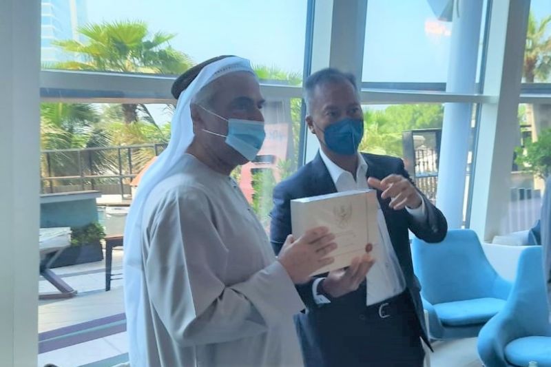 Menteri Perindustrian Agus Gumiwang Kartasasmita (kanan) berfoto bersama dengan Managing Director Al Khaleej Sugar Co. sekaligus Chairman Jamal A-Ghurair Group, Jamal Al-Ghurair (kiri) seusai melakukan pertemuan di Dubai, UEA, Selasa (2/11/2021). ANTARA/HO-Biro Humas Kementerian Perindustrian.
