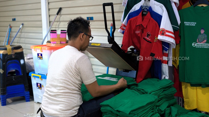 Kaus Sablon DTF Jadi Andalan di Skena Pedagang Atribut Partai