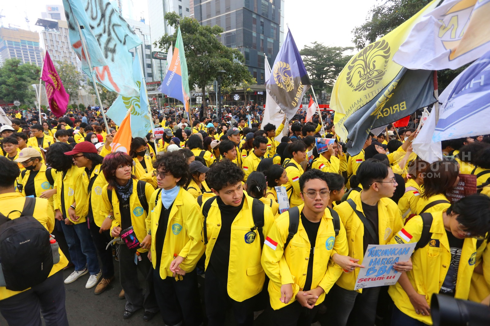 Aksi Unjuk Rasa Mahasiswa UI di Dukuh Atas Jakarta