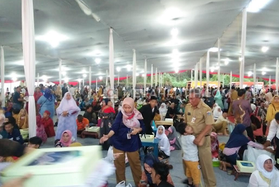 Hujan Tak Surutkan Peserta Nikah Massal Lakukan Ijab Kabul