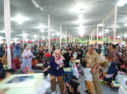 Hujan Tak Surutkan Peserta Nikah Massal Lakukan Ijab Kabul