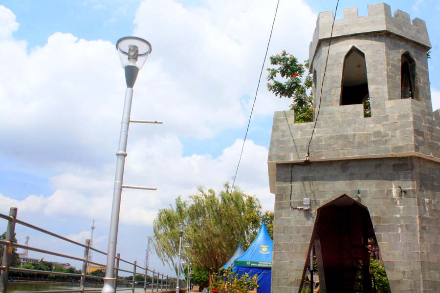 Menara benteng di pinggir Kali Cisadane Kota Tangerang. (MP/Widi Hatmoko)