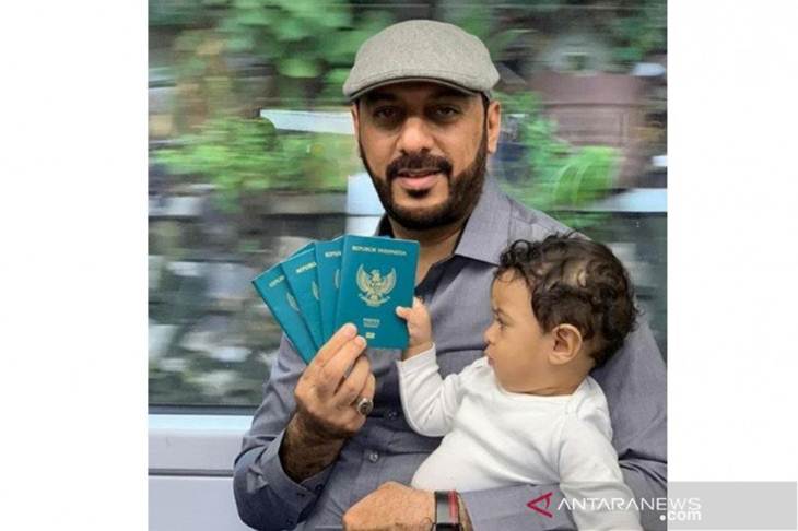 Syekh Ali Jaber memamerkan paspornya. (FOTO ANTARA/Istimewa)