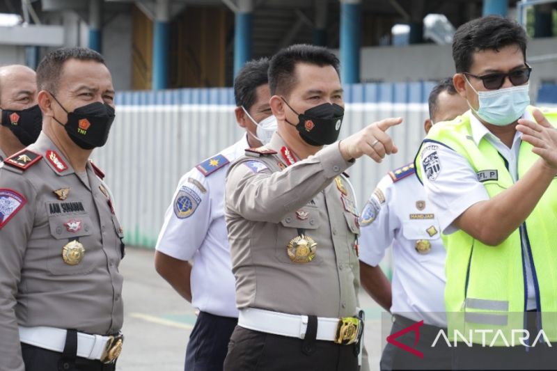 Kepala Korps Lalu Lintas (Kakorlantas) Polri Irjen Pol. Firman Shantyabudi (kedua dari kanan) saat memantau arus mudik di ruas Jalan Tol Cikampek-Kalikangkung pada beberapa waktu lalu. (ANTARA/HO-Korlantas Polri)