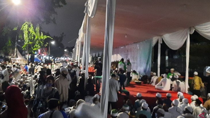 Jamaah memadati Jalan KS Tubun, Petamburan untuk mengikuti acara Maulid Nabi Muhammar SAW di kediaman Imam Besar Front Pembela Islam (FPI) Rizieq Shihab, Sabtu (14/11/2020) (ANTARA/Laily Rahmawaty)