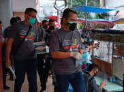 Tekan Penyebaran COVID-19, Jurnalis dan Polisi Bagikan Masker di Kawasan Pasar Baru