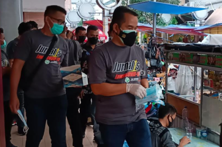 Tekan Penyebaran COVID-19, Jurnalis dan Polisi Bagikan Masker di Kawasan Pasar Baru