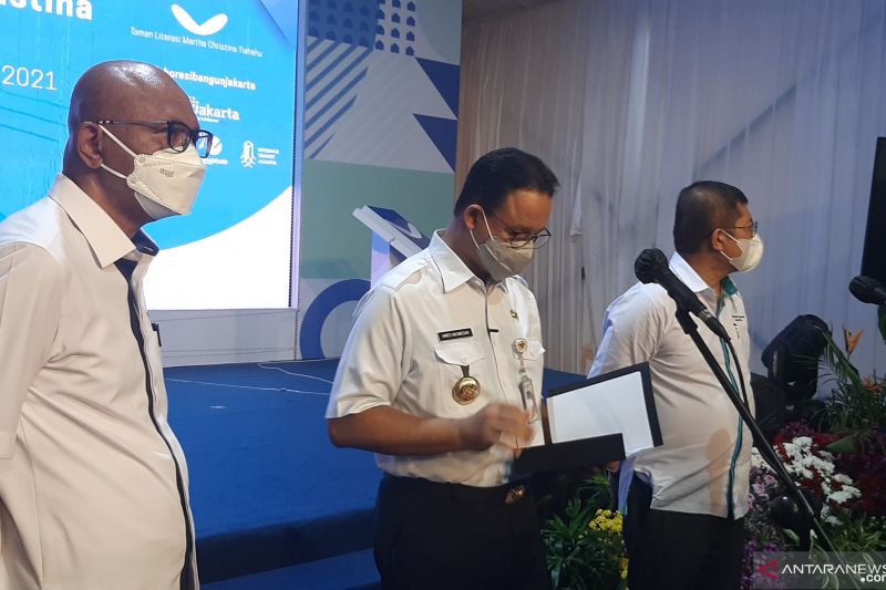Gubernur  DKI Jakarta Anies Baswedan saat menyampaikan keterangan pers usai mencanangkan pembangunan Taman Literasi Martha Tihahau di kawasan Blok M, Kebayoran Baru, Jakarta Selatan, Kamis (28/10/2021). ANTARA/Sihol Hasugian