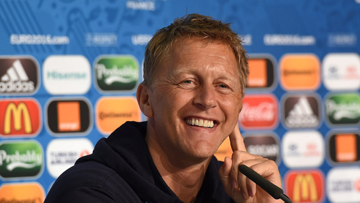 Pelatih Islandia Sebut Rumput SUGBK Aneh