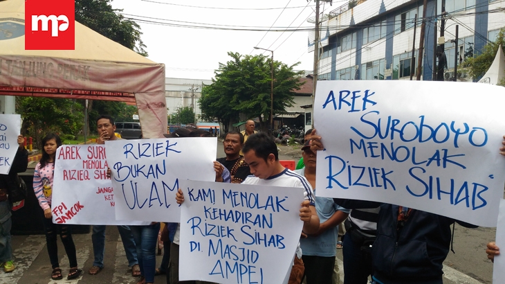 Tolak Kedatangan Habib Rizieq, Warga Surabaya Demo di Kantor Polisi