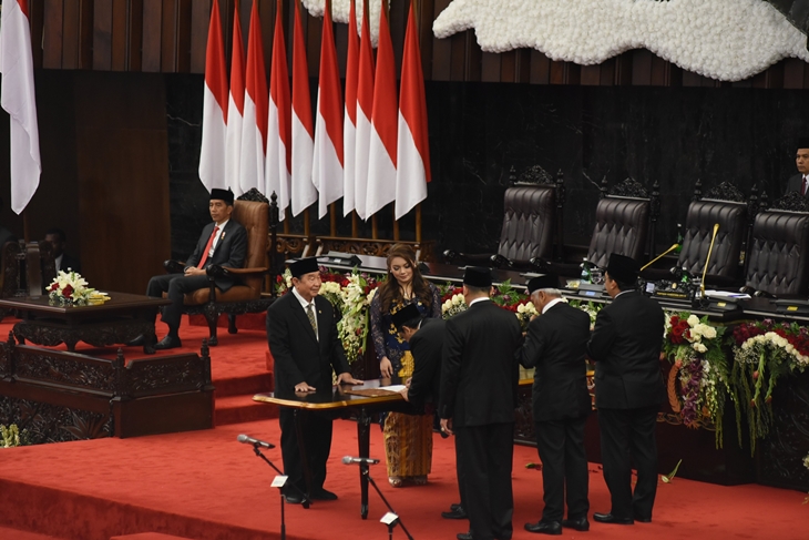 Pelantikan dan Pengambilan Sumpah/Janji Anggota DPR RI Periode 2019 - 2024, Selasa (1/10). (Foto: Twtter @DPR_RI)