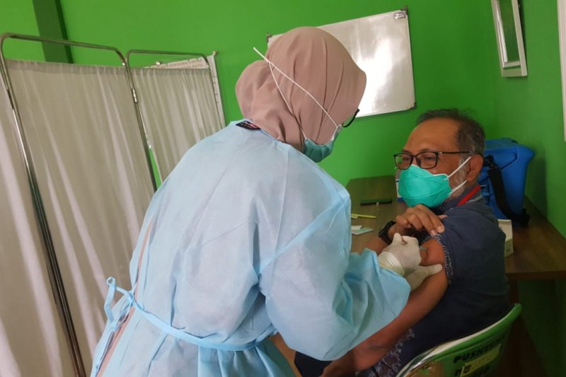 Vaksinasi COVID-19 Tenaga Kesehatan Hampir 100 Persen