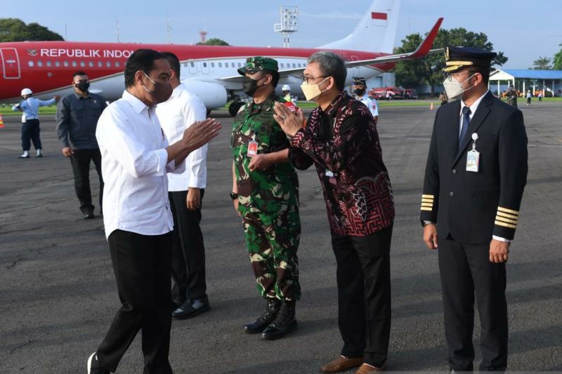 Jokowi Bagikan Bansos dan Tinjau Infrastruktur Jalan Nasional di Nias