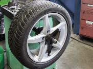 Hindari Memakai Ban Mobil Berbeda Merek