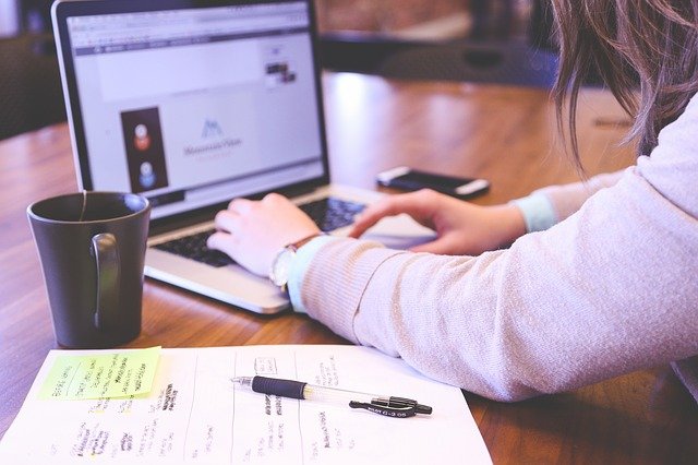 Bekerja di sebuah perusahaan. (Foto: Pixabay/StartupStockPhotos)