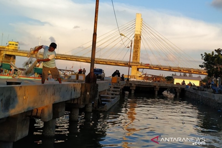 Aktivitas bongka muat di Pelabuhan Pangkalbalam (Babel.antaranews.com/Aprionis)
