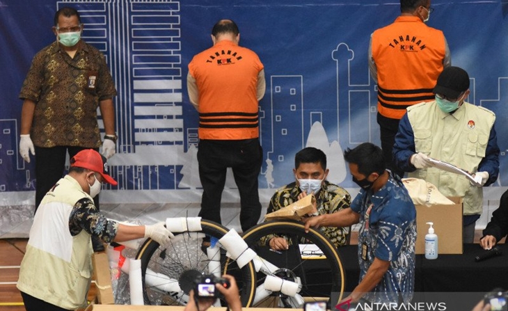 Konferensi pers penetapan tersangka kasus dugaan korupsi ekspor benih lobster di Gedung KPK, Kamis (26/11). ANTARA FOTO/Indrianto Eko Suwarso