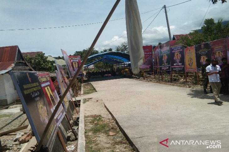 Ucapan bela sungkawa teroasanv di depan rumah duka almarhum Briptu Herlis, Kamis (4/3/2021). (ANTARA/Harianto)