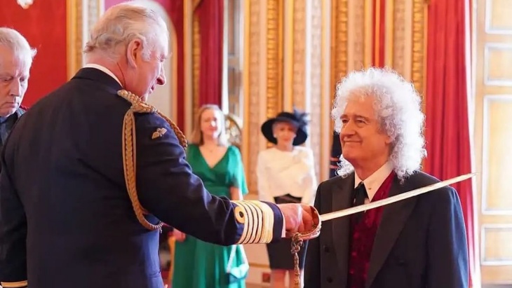 Brian May Resmi Menerima Gelar Kebangsawanan dari Raja Charles