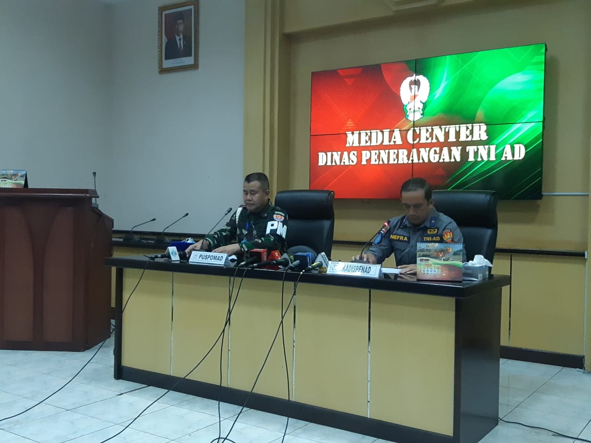 Dirbindik Puspomad Kolonel CPM Kemas A Yani bersama Kadispenad Brigjen TNI Nefra Firdaus saat jumpa pers di Mabesad, Jakarta, Kamis (25/6/2020). Foto: MP/Kanu