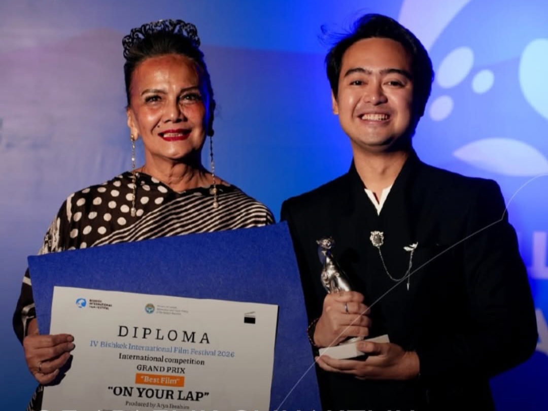 Bintang senior Christine Hakim dan produser Arya Ibrahim menunjukkan piagam serta sertifikat penghargaan Grand Prix atau Film Terbaik di ajang Bishkek International Film Festival 2026. (Foto: IG/@filmpangku) 