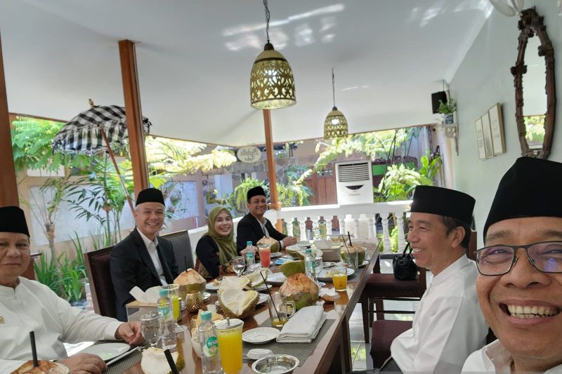 Momen Jokowi Makan Siang Bersama Ganjar dan Prabowo di Pekalongan
