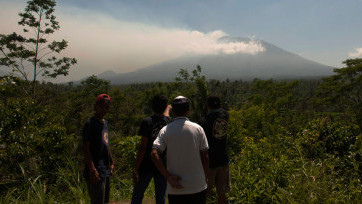 Gunung Agung Berstatus Siaga