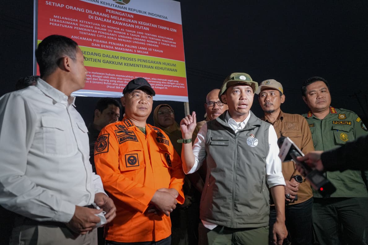 Penegakan Hukum Karhutla, Menhut Raja Antoni Segel Lokasi di Lapangan