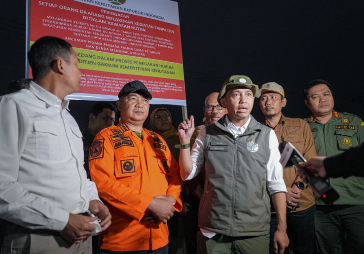 Penegakan Hukum Karhutla, Menhut Raja Antoni Segel Lokasi di Lapangan