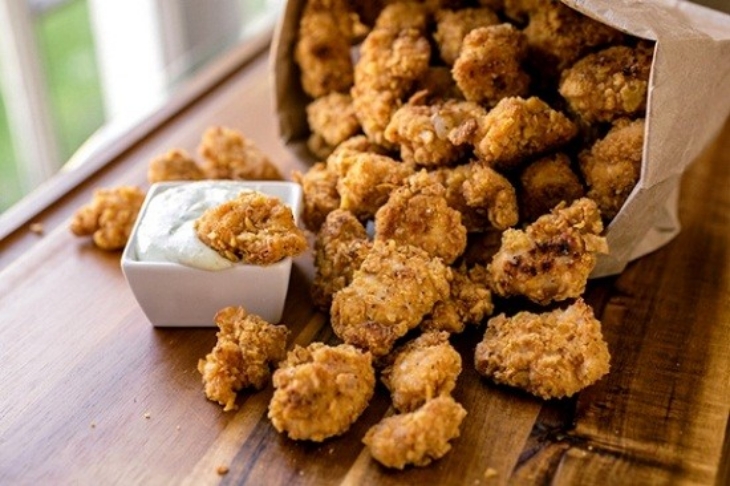 Ayam popcorn menjadi kuliner ayam yang paling banyak disukai karena biasa disajikan untuk cemilan. (Foto: selaras.com)