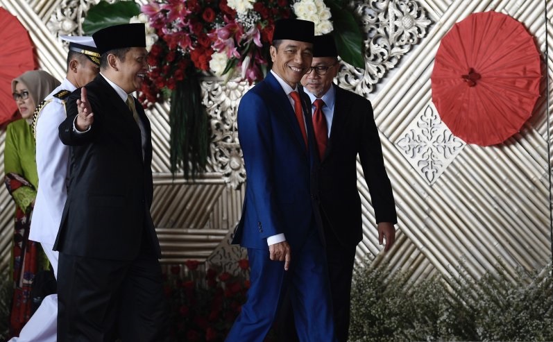 Presiden Joko Widodo (kedua kanan) berjalan bersama Ketua DPR Bambang Soesatyo (ketiga kiri) setibanya di Ruang Rapat Paripurna, Kompleks Parlemen, Jakarta, Jumat (16/8/2019), untuk menghadiri Sidang 