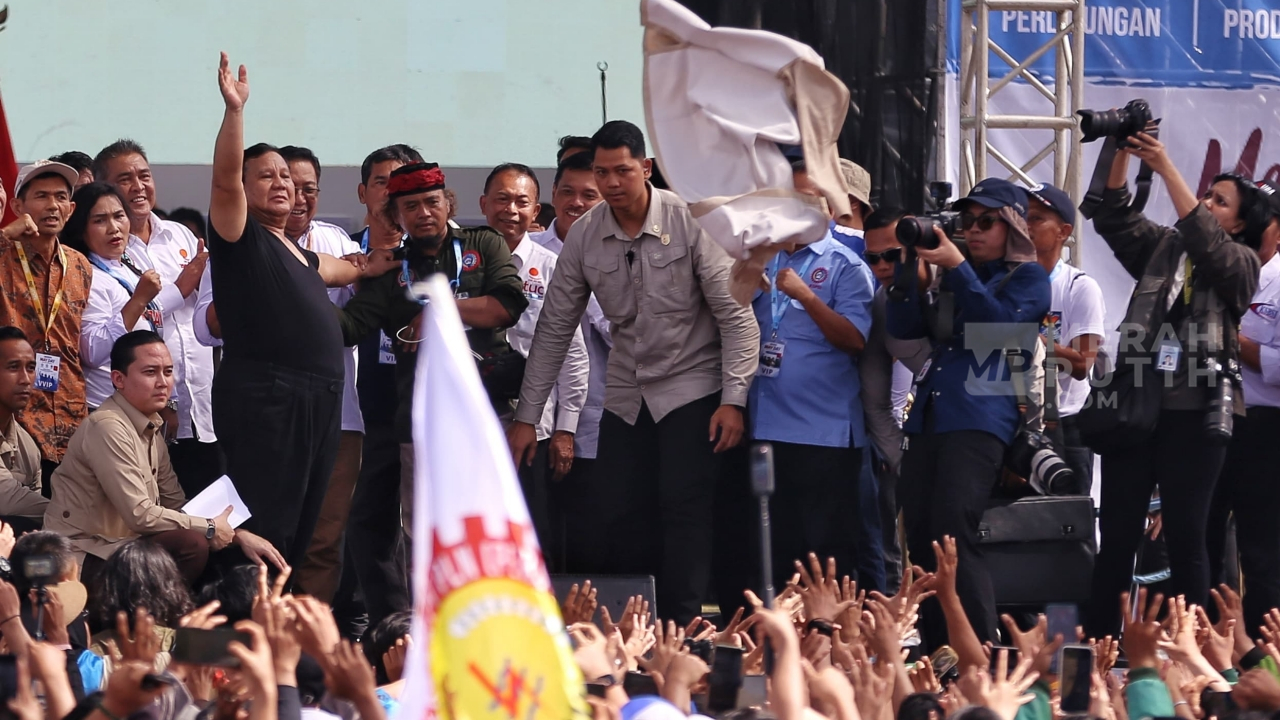 Prabowo Joget Bareng Buruh di Monas, Lagu Tipe-X Iringi Suasana May Day 2026