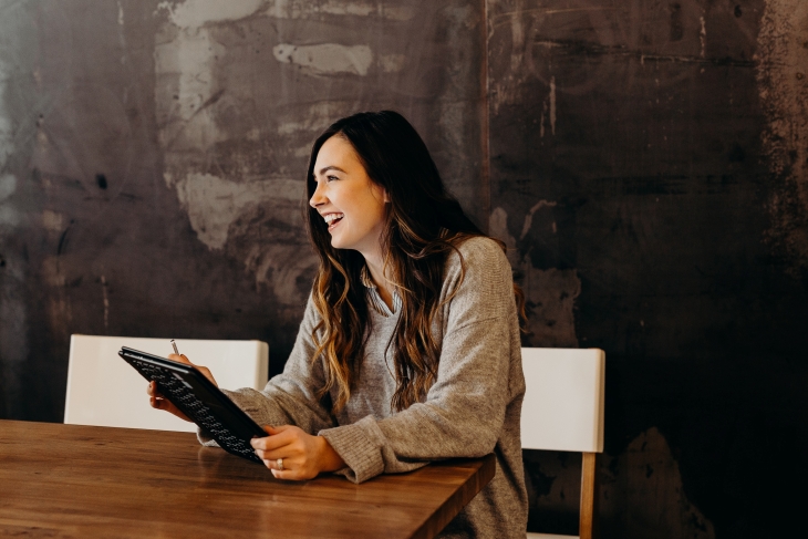 Memulai dengan percakapan yang mencairkan suasana. (Foto: Unsplash/Brooke Cagle)