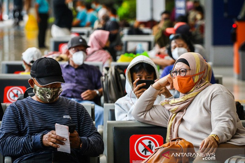 Penumpang menunggu kereta api di Stasiun Pasar Senen, Jakarta, Minggu (18/4/2021). Adanya larangan pemerintah untuk mudik pada tanggal 6 hingga 17 Mei mendatang, membuat sebagian warga memilih mudik lebih awal dan dalam satu pekan terakhir jumlah penumpang di stasiun tersebut berkisar antara 1.000-2.500 penumpang per hari. ANTARA FOTO/Rivan Awal Lingga/rwa