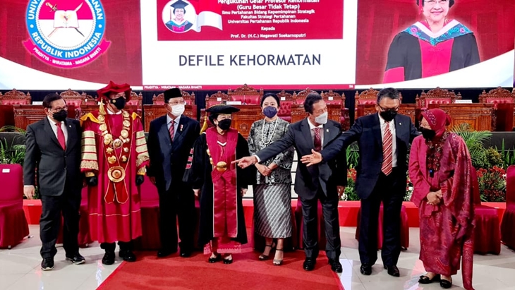 Megawati Soekarnoputri mendapat gelar profesor kehormatan Ilmu Pertahanan bidang Kepemimpinan Strategik dari Unhan RI, Jumat (11/6). (Foto: MP/Istimewa)