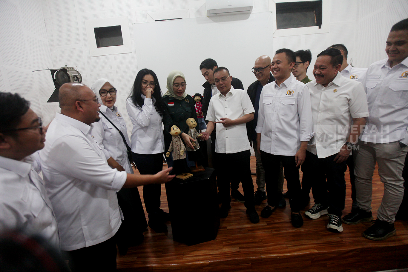 Wakil Ketua DPR, Sufmi Dasco Ahmad bersama Direktur Utama PT. Produksi Film Negara (PFN), Ifan Seventeen dan Anggota Komisi VI, Rike Diah Pitaloka saat melakukan kunjungan ke gedung Produksi Film Negara (PFN) di Jalan Otista Raya, Jatinegara, Jakarta Timur, Jumat (14/3/2025).