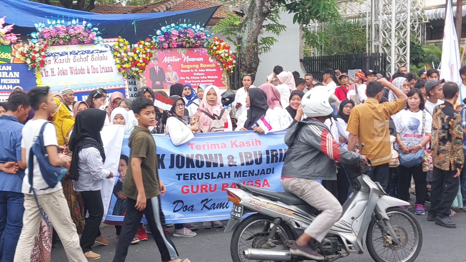 Ribuan Warga Solo Padati Kediaman Jokowi untuk Sambut Kepulangannya, Lalin Padat