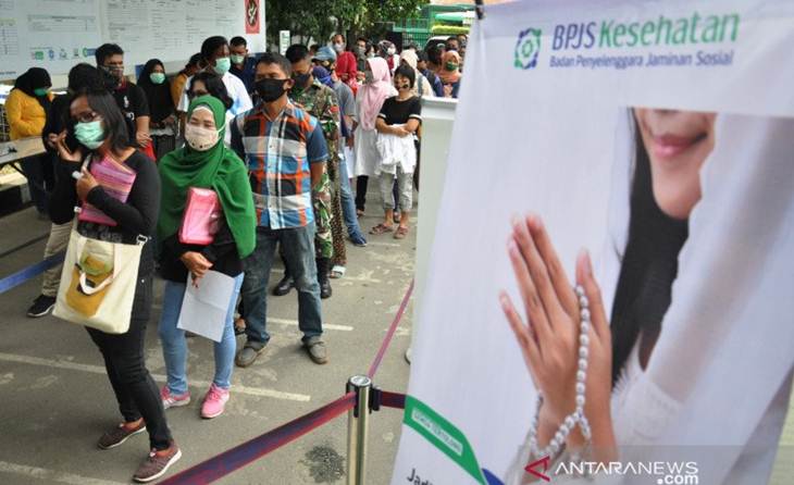 Sejumlah warga mengantre di kantor Badan Penyelenggaraan Jaminan Sosial (BPJS) Cabang Medan, Sumatera Utara, Kamis (14/5/2020). ANTARA FOTO/Septianda Perdana/nz.