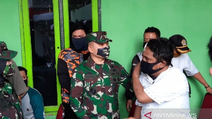  Pangdam Jaya Mayjen TNI Dudung Abdurachman (tengah) berbincang warga sipil korban perusakan Mapolsek Ciracas. (ANTARA/Andi Firdaus)