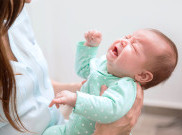 Bayi Rewel karena Perut Kembung? Coba 6 Cara Ini