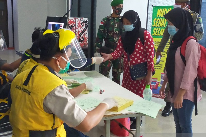 Ilustrasi - Petugas Kesehatan Pelabuhan Tunon Taka Kabupaten Nunukan memeriksa dokumen hasil pemeriksaan kesehatan terhadap TKI yang dideportasi dari Malaysia, Kamis (3/9). (Foto: Antara).