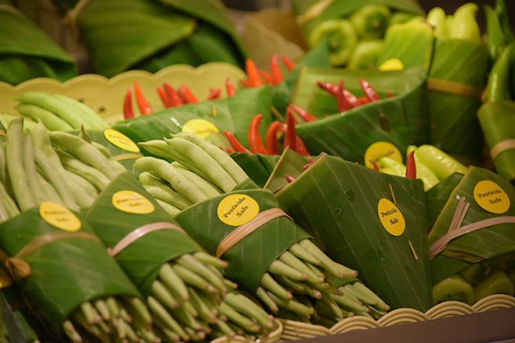 Kurangi Penggunaan Plastik, Supermarket ini Mengganti Pembungkus Makanan dengan Daun Pisang