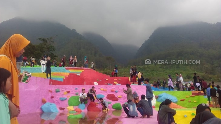 Taman Air Bumi Pelangi, Keindahan di Kaki Gunung Ciremai