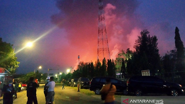 Sejumlah warga menyaksikan kebakaran kilang minyak Pertamina Balongan, Indramayu, Senin (29/3/2021). ANTARA/Khaerul Izan/aa.